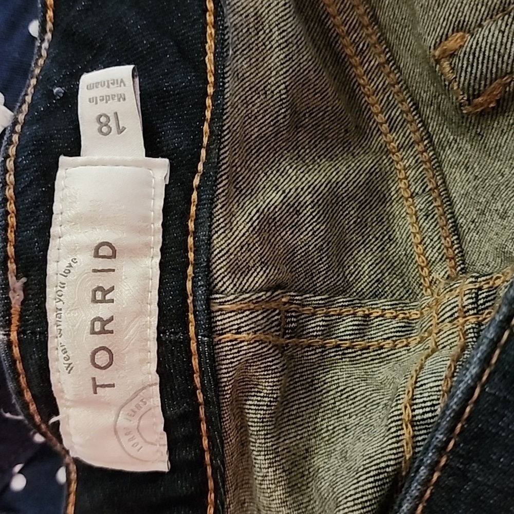 Torrid Dark Rinse Jean Shorts, Size 18 - Picture 3 of 7